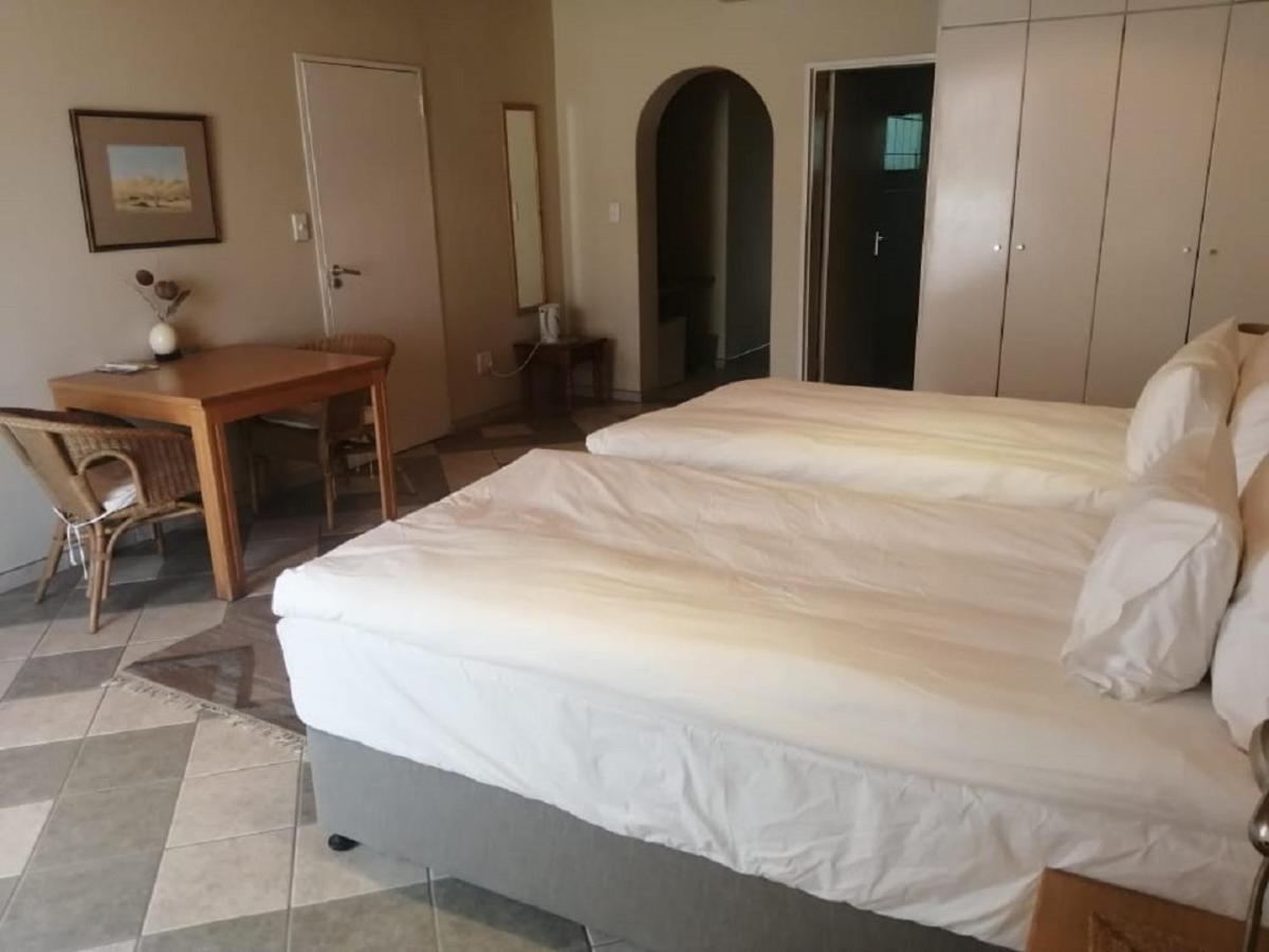 Hotel Pension Palmquell Klein Windhoek Екстер'єр фото