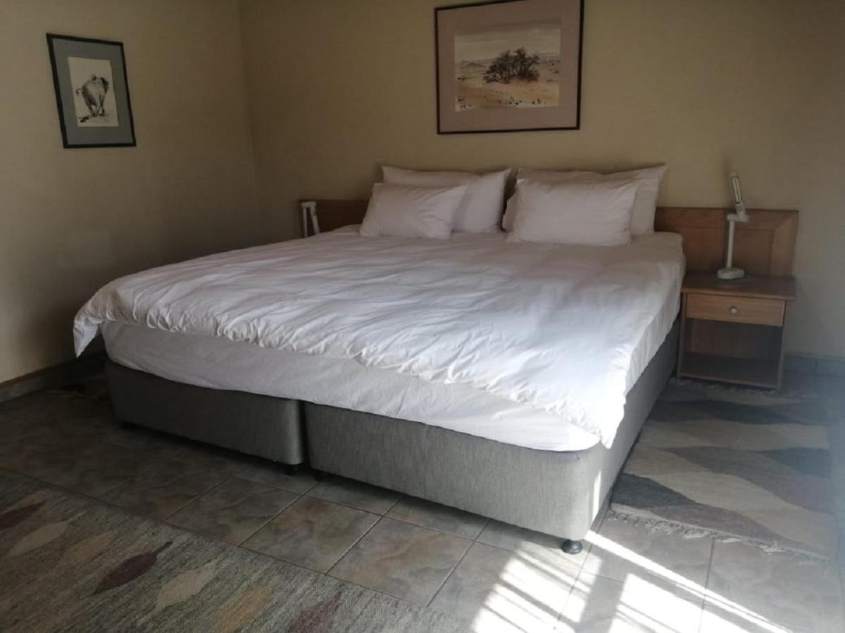 Hotel Pension Palmquell Klein Windhoek Екстер'єр фото